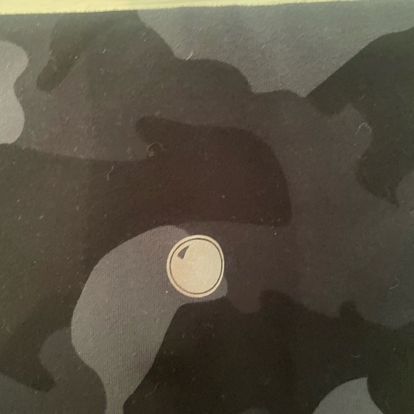 Yogalicious luxe NEW camo blue/black leggings size medium - Picture 6 of 7